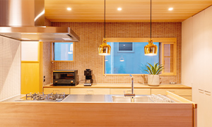 真鍮製の照明「ゴールデンベル」が印象的な造作キッチン。